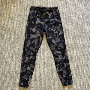 Athleta Lightning Camo 7/8 Tight Leggings  Size Small